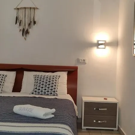 Affittacamere Sunrise A 10 Mt Dal Mare *